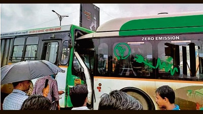 The accident happened near Kharadi between Janak Baba Dargha and Aple Ghar Housing Society, according to local police. (HT PHOTO) The accident happened near Kharadi between Janak Baba Dargha and Aple Ghar Housing Society, according to local police. (HT PHOTO)