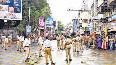 Traffic restrictions in place on Tuesday as Prime Minister Narendra Modi and other political dignitaries were in Pune left many citizens inconvenienced. (RAHUL RAUT/HT) Traffic restrictions in place on Tuesday as Prime Minister Narendra Modi and other political dignitaries were in Pune left many citizens inconvenienced. (RAHUL RAUT/HT)
