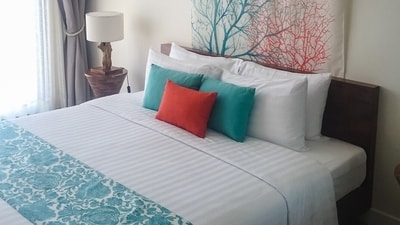Bedsheets even though not visibly dirty accumulate dead skin cells, sweat and as a result mites that can cause bumps, acne, itching and other skin problems. (Freepik) Bedsheets even though not visibly dirty accumulate dead skin cells, sweat and as a result mites that can cause bumps, acne, itching and other skin problems. (Freepik)