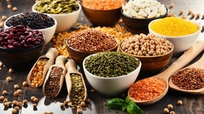 Reduces carbon footprint: Choosing pulses is not only beneficial for our health but also for the planet. Pulses are nitrogen-fixing crops, meaning they naturally enrich the soil, reducing the need for synthetic fertilizers. Embracing a plant-based diet centred around pulses can significantly lower our carbon footprint. (Unsplash)