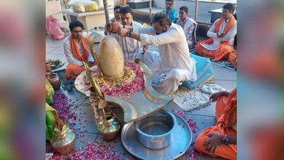 On Monday, the actor surprised his fans as he took to Instagram to share a string of pictures accompanied the by caption, “Did a fantastic Shiv Pooja today. Thank you @sriudayacharyaji_ , Har Har Mahadev!” (Instagram/@duttsanjay) On Monday, the actor surprised his fans as he took to Instagram to share a string of pictures accompanied the by caption, “Did a fantastic Shiv Pooja today. Thank you @sriudayacharyaji_ , Har Har Mahadev!” (Instagram/@duttsanjay)
