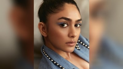 Assisted by celebrity makeup artist Pooja Rohira Fernandes, Mrunal got decked up in blue eyeshadow, mascara-coated lashes, contoured cheeks, darkened brows and a shade of glossy lipstick. (Instagram/@mrunalthakur) Assisted by celebrity makeup artist Pooja Rohira Fernandes, Mrunal got decked up in blue eyeshadow, mascara-coated lashes, contoured cheeks, darkened brows and a shade of glossy lipstick. (Instagram/@mrunalthakur)
