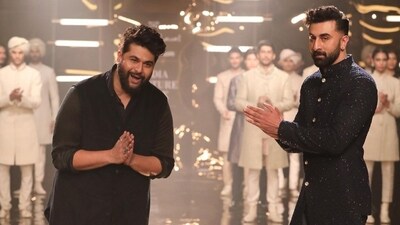 Kunal Rawal presented his collection on Day 4 with actor Ranbir Kapoor as the showstopper. Ranbir hit the runway in fusion lungi pant-inspired outfit that was paired with a dark bandhgala jacket. His ensemble caught everyone's attention and to make his showstopper look more captivating, he opted for a cool hairdo and trimmed beard. Kunal Rawal presented his collection on Day 4 with actor Ranbir Kapoor as the showstopper. Ranbir hit the runway in fusion lungi pant-inspired outfit that was paired with a dark bandhgala jacket. His ensemble caught everyone's attention and to make his showstopper look more captivating, he opted for a cool hairdo and trimmed beard.