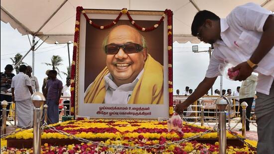 People pay homage to late DMK patriarch M Karunanidhi after he passed away on 7 August 2018. (PTI File Photo)