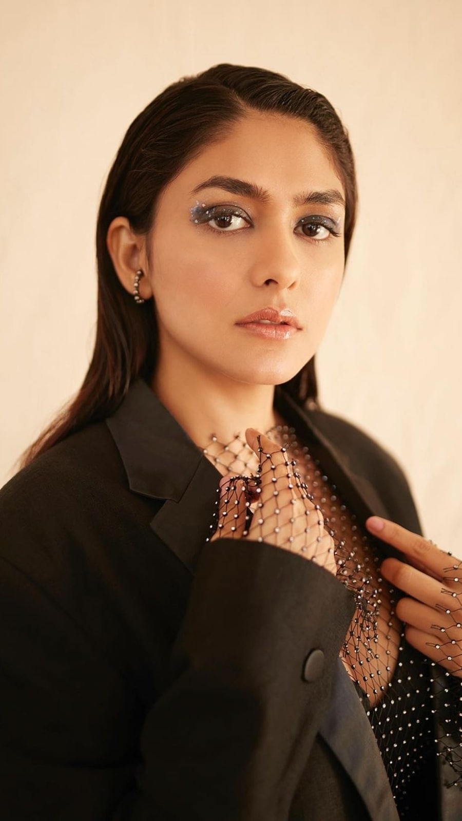 mrunal_thakur_birthday_special