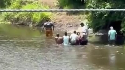 Locals shoot reptile to rescue body (Jam Press Vid)