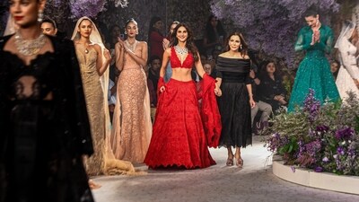 Isha Jajodia's collection draws inspiration from the captivating fusion of French Riviera fashion and the allure of Hollywood's Golden Era. (ANI) Isha Jajodia's collection draws inspiration from the captivating fusion of French Riviera fashion and the allure of Hollywood's Golden Era. (ANI)