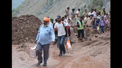 About 100 trucks laden with apples and pears and buses are stranded at Shimla-Kalka highway after a landslide. (Sant Arora/HT)