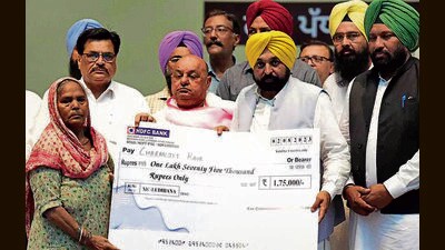 CM Bhagwant Mann handing over a cheque to beneficiaries under the PM Shehri Awas Yojna in Ludhiana. (HT PHOTO) CM Bhagwant Mann handing over a cheque to beneficiaries under the PM Shehri Awas Yojna in Ludhiana. (HT PHOTO)