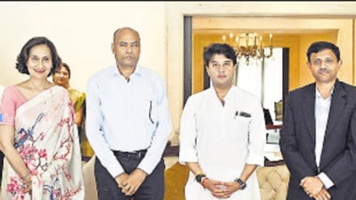 Civil aviation minister Jyotiraditya Scindia with Prof Narayan Pradhan (2nd left) and Prof Neelesh B Mehta (R), winners of the GD Birla Award for Scientific Research for 2021 and 2022, respectively, along with HT Media Chairperson and Editorial Director Shobhana Bhartia (HT )