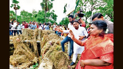 Hundreds of the flood victims submitted representations to the governor and shared their issues with her (HT Photo) Hundreds of the flood victims submitted representations to the governor and shared their issues with her (HT Photo)