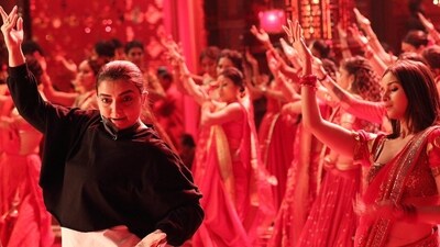 Vaibhavi Merchant and Alia Bhatt on the sets of Dhindhora Baaje Re Vaibhavi Merchant and Alia Bhatt on the sets of Dhindhora Baaje Re