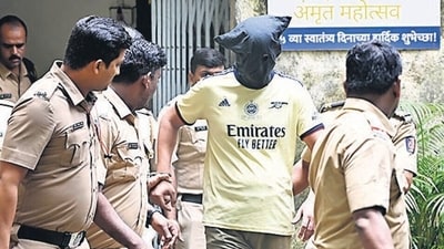 RPF constable Chetan Singh accused for killing four people taken from lock up to the Magistrate court at Borivali, in Mumbai on Tuesday. (HT_PRINT) RPF constable Chetan Singh accused for killing four people taken from lock up to the Magistrate court at Borivali, in Mumbai on Tuesday. (HT_PRINT)