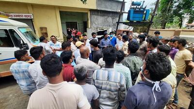 Relatives of labourers killed in the girder collapse mishap at Shahapur argue with VSL company officials at Shahapur sub district hospital on Tuesday afternoon in Thane district. (Praful Gangurde/HT PHOTO) Relatives of labourers killed in the girder collapse mishap at Shahapur argue with VSL company officials at Shahapur sub district hospital on Tuesday afternoon in Thane district. (Praful Gangurde/HT PHOTO)