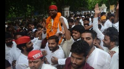 SP leader Abhishek Yadav with supporters in Prayagraj on Wednesday (HT Photo)
