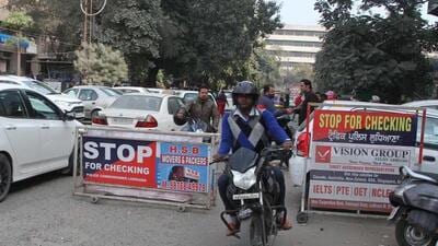 Vehicular traffic coming from bus stand diverted to Kochar market in Ludhiana. (HT PHOTO) Vehicular traffic coming from bus stand diverted to Kochar market in Ludhiana. (HT PHOTO)