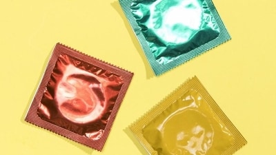 2. Practice safe sex: Use condoms to protect against sexually transmitted infections, including hepatitis B and C. (Oleksandr Latkun/Zoonar/picture alliance) 2. Practice safe sex: Use condoms to protect against sexually transmitted infections, including hepatitis B and C. (Oleksandr Latkun/Zoonar/picture alliance)