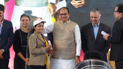 Madhya Pradesh chief minister Shivraj Singh Chouhan with a 'Jan Seva Mitra'. Madhya Pradesh chief minister Shivraj Singh Chouhan with a 'Jan Seva Mitra'.