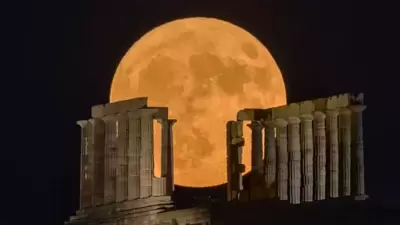 The supermoon rises over the ancient Temple of Poseidon at Cape Sounion in Greece.&nbsp; (Twitter/@insiteimage)