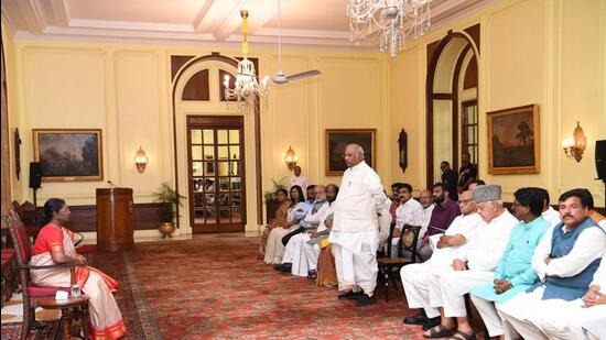 A delegation of I.N.D.I.A MPs led by Congress president Mallikarjun Kharge meet President Droupadi Murmu over Manipur at Rashtrapati Bhavan in New Delhi on Wednesday (HT Photo)