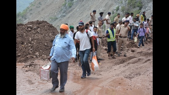About 100 trucks laden with apples and pears and buses are stranded at Shimla-Kalka highway after a landslide. (Sant Arora/HT)