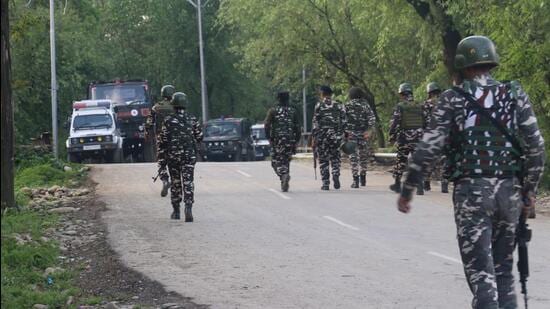 Acting on a tip-off, security forces established a mobile vehicle check point at Azadgunj in Baramulla town. (HT File/Picture for representational purposes only)