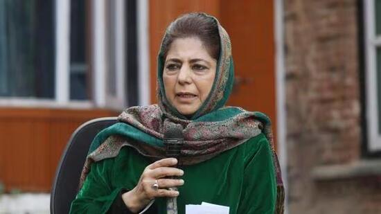 Speaking about the hearing of revocation of Article 370 in Supreme Court, Mehbooba Mufti said not only the people of Jammu and Kashmir or the country, but the entire world is keeping a close watch on this case. (HT File)