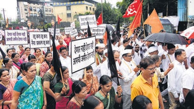 Carrying black flags and placards, the protestors denounced CIDCO’s land pooling policy. (Bachchan Kumar/ HT PHOTO) Carrying black flags and placards, the protestors denounced CIDCO’s land pooling policy. (Bachchan Kumar/ HT PHOTO)