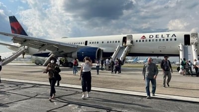The incident occurred around 6 p.m.(ET)when Delta Flight 1437 from Boston experienced a blowout in its left main gear tires as it touched down in Atlanta (@aviationbrk/Twitter) The incident occurred around 6 p.m.(ET)when Delta Flight 1437 from Boston experienced a blowout in its left main gear tires as it touched down in Atlanta (@aviationbrk/Twitter)
