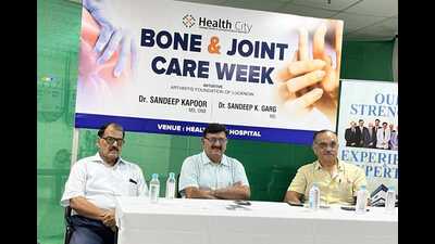 Dr Sandeep Kapoor (centre) Dr Sandeep Garg (right) addressing mediapersons (HT Photo) Dr Sandeep Kapoor (centre) Dr Sandeep Garg (right) addressing mediapersons (HT Photo)