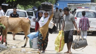 Migrants leave a slum in Gurugram’s Sector 70A on Thursday, days after communal violence broke out in Haryana, leading to the death of six people. (Parveen Kumar/HT Photo)