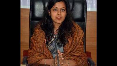 Mohali DC Aashika Jain directed the executive engineer drainage Rajat Grover to take appropriate actions with immediate effect to help people. (HT Photo) Mohali DC Aashika Jain directed the executive engineer drainage Rajat Grover to take appropriate actions with immediate effect to help people. (HT Photo)
