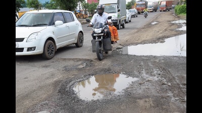 PMC’s move to spend ₹54 crore on roads which were under defect liability period is under scanner. (HT FILE PHOTO) PMC’s move to spend ₹54 crore on roads which were under defect liability period is under scanner. (HT FILE PHOTO)