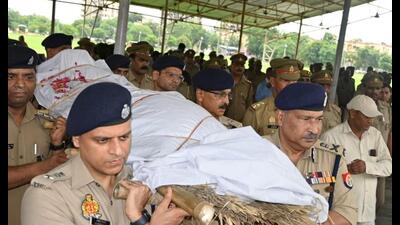 ADG (Agra Zone) Rajeev Krishna and SSP (Firozabad) Ashish Tiwari giving shoulder to the mortal remains of sub-inspector Dinesh Chandra Mishra in Firozabad. (HT Photo)
