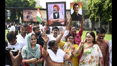 Congress workers celebrating in Lucknow after the SC stayed party leader Rahul Gandhi’s conviction in a criminal defamation case. (Deepak Gupta/HT)