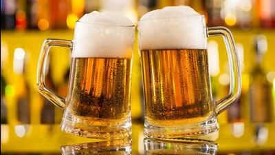 Jugs of beer placed on bar counter (Shutterstock)