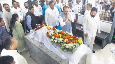 Mumbai, India – Aug 04, 2023: Chief Minister of Maharashtra, Eknath Shinde, Deputy Chief Minister of Maharashtra, Ajit Pawar, pays his last respects to the mortal remains of film art director Nitin Desai at JJ Hospital, in Mumbai, India, on Friday, Aug 04, 2023. (Photo by Bhushan Koyande/HT Photo) Mumbai, India – Aug 04, 2023: Chief Minister of Maharashtra, Eknath Shinde, Deputy Chief Minister of Maharashtra, Ajit Pawar, pays his last respects to the mortal remains of film art director Nitin Desai at JJ Hospital, in Mumbai, India, on Friday, Aug 04, 2023. (Photo by Bhushan Koyande/HT Photo)
