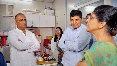Delhi Health Minister Saurabh Bharadwaj and Karnataka Health Minister Dinesh Gundu Rao at a Mohalla Clinic (PTI) Delhi Health Minister Saurabh Bharadwaj and Karnataka Health Minister Dinesh Gundu Rao at a Mohalla Clinic (PTI)