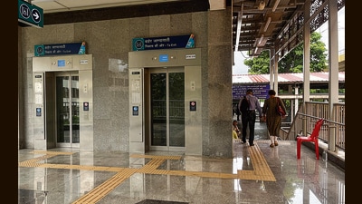 Passengers used to face a lot of trouble while carrying heavy bags. Now, the metro station is connected to the main FOB at Pune station. (KALPESH NUKTE/ HT PHOTO) Passengers used to face a lot of trouble while carrying heavy bags. Now, the metro station is connected to the main FOB at Pune station. (KALPESH NUKTE/ HT PHOTO)