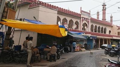 Police outside Sadar Bazar Jama Masjid, in Gurugram on Friday. (Parveen Kumar/HT) Police outside Sadar Bazar Jama Masjid, in Gurugram on Friday. (Parveen Kumar/HT)