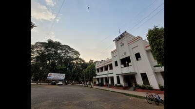 Reacting to the development, Congress leaders blamed the ruling Bharatiya Janata Party (BJP) leaders, saying that they misused the power and when Rahul Gandhi exposed them, they acted with vengeance. (HT PHOTO)