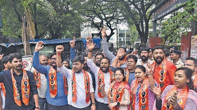 Thane, India - August, 04, 2023: Yuva Sena (Shivsena Shinde Camp ) staged a protest at the gate of Thane Joshi-Bedekar College after the video of the beating of NCC students went viral , in Thane, in Mumbai, India, on,Friday, August, 04, 2023. ( Praful Gangurde / HT Photo ) Thane, India - August, 04, 2023: Yuva Sena (Shivsena Shinde Camp ) staged a protest at the gate of Thane Joshi-Bedekar College after the video of the beating of NCC students went viral , in Thane, in Mumbai, India, on,Friday, August, 04, 2023. ( Praful Gangurde / HT Photo )
