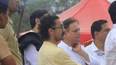 Aamir Khan attended the funeral of Nitin Desai. Aamir Khan attended the funeral of Nitin Desai.