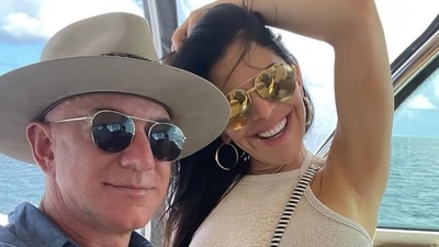 Jeff Bezos, Lauren Sánchez cuddle and kiss on Italian yacht (laurensanchez/ Instagram) Jeff Bezos, Lauren Sánchez cuddle and kiss on Italian yacht (laurensanchez/ Instagram)