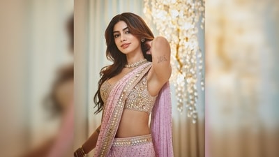 For the occasion, Khushi Kapoor wore a stunning fondant pink custom-made mirror sequins saree by Arpita Mehta.&nbsp; (Instagram/@khushi05k)
