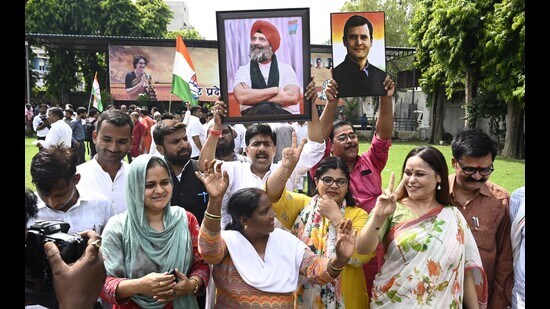Congress workers celebrating in Lucknow after the SC stayed party leader Rahul Gandhi’s conviction in a criminal defamation case. (Deepak Gupta/HT)