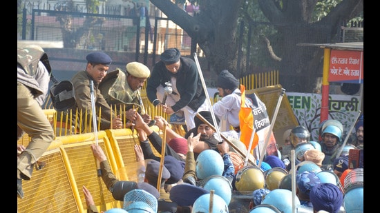 Since January 7, the rotary, near the Chandigarh-Mohali border, has been blocked for traffic due to the protest by the Qaumi Insaaf Morcha that has been demanding release of Sikh prisoners, majorly hitting inter-city movement of traffic. (HT File Photo)