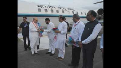 Amit Shah (L) was greeted by Maharashtra CM Eknath Shinde and Dy CM Ajit Pawar on Saturday. (HT PHOTO)