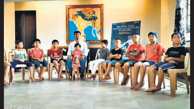 Anant Allishe (centre), a teacher at Jnana Prabodhini School in Solapur, brought back 14 students from Manipur so that they can resume studies (HT PHOTO) Anant Allishe (centre), a teacher at Jnana Prabodhini School in Solapur, brought back 14 students from Manipur so that they can resume studies (HT PHOTO)
