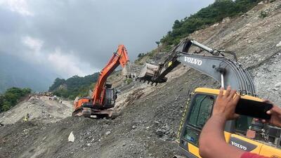 Efforts underway to clear the landslide-hit stretch near Chakki Mod on the Kalka-Shimla highway on Saturday. (HT Photo) Efforts underway to clear the landslide-hit stretch near Chakki Mod on the Kalka-Shimla highway on Saturday. (HT Photo)